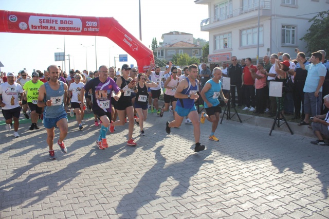 Yarışmalar çerçevesinde ayrıca 2 kilometrelik ücretsiz halk koşusu da yapıldı.