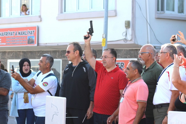 İsmetpaşa Caddesi üzerinde hazırlanan platformda 10 kilometrelik yarışın start ateşini İnebolu Belediye Başkanı Mustafa Huner Özay gerçekleştirdi.