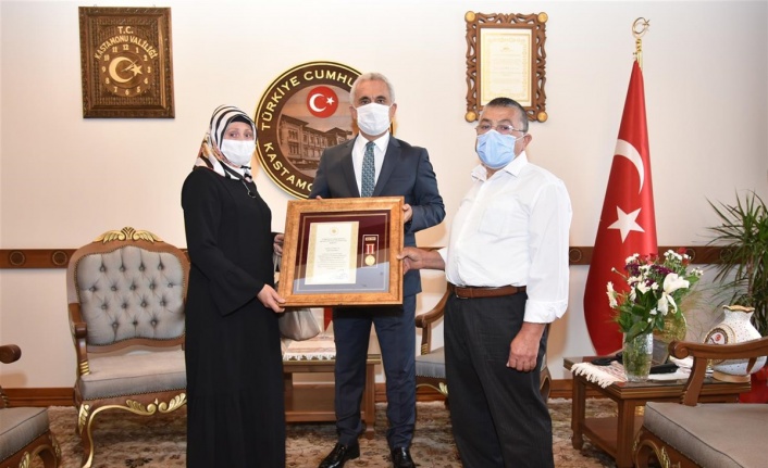 Şehit Arif Demirel'in ailesine Devlet Övünç Madalyası ve Beratı takdim edildi