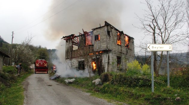 Köyde ahşap ev yandı, ahırdaki hayvanları vatandaşlar kurtardı