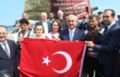 Kanolarla taşınan Türk bayrağı İnebolu'ya ulaştı