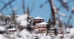 Kar yağışı sonrası Aşı Boyalı Evler kartpostallık görüntüler oluşturdu