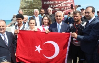 Kanolarla taşınan Türk bayrağı İnebolu'ya...