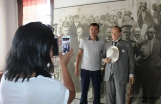 Yabancı gazetecilerden Atatürk'e sevgi seli