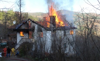 Sakalar Köyü'deki Yangında 8 Kişi Kış Günü Evsiz Kaldı