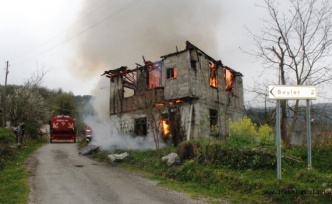 Köyde ahşap ev yandı, ahırdaki hayvanları vatandaşlar kurtardı
