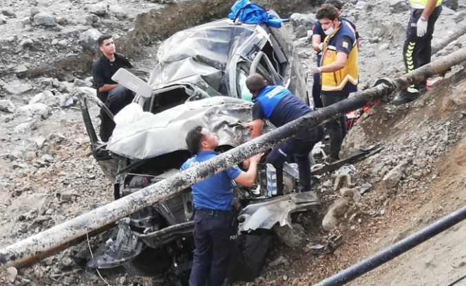 Sel bölgesinde görevlileri taşıyan araç kaza yaptı: 3 Yaralı