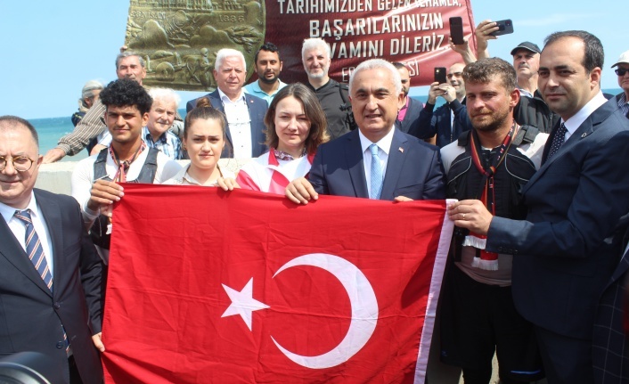 Kanolarla taşınan Türk bayrağı İnebolu'ya ulaştı